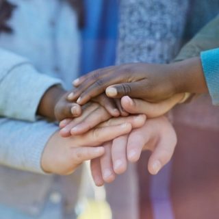 alle handen in een om het kinderhuis te bouwen